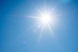 Fototapeta Niebo - 青空と太陽（直射日光）