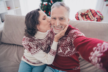 Canvas Print - Photo of sweet couple elder lady man do selfie kiss wear warm sweater sit at home