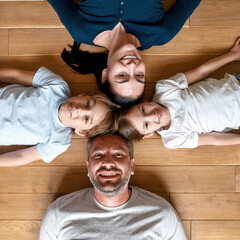 Wall Mural - Portrait of smiling parents with small teen children