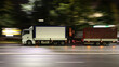 Duży samochód ciężarowy w drodze z dostawą  nocą w mieście.