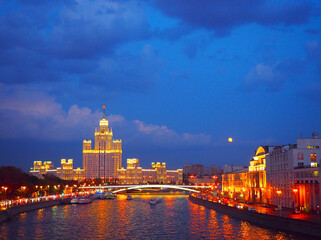 Wall Mural - evening view on the river, a residential skyscraper on Kotelnicheskaya Embankment, Moscow River, Bolshoy Ustinsky bridge. Moscow, Russia