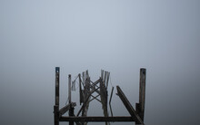 Viejo Puente Olvidado En La Niebla Del Lago De Chascomus