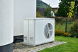 canvas print picture - Wärmepumpe, Klimaanlage, Luftwärmepumpe für Heizung und Warmwasser vor einem neu gebauten Wohnhaus