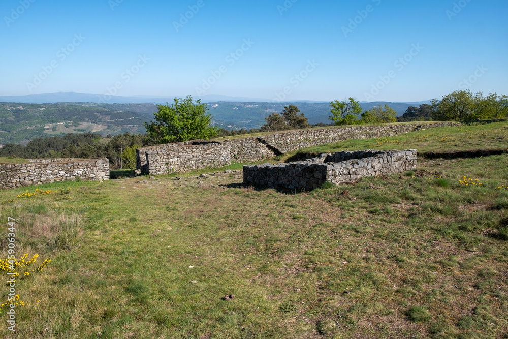 foto-de-stock-roman-estructure-and-defensive-wall-of-the-castro-in-the