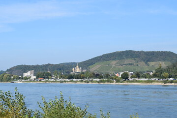 Canvas Print - Blick über den Rhein von Bad Breisig Richtung Bad Hönningen mit Schiffsverkehr in der Ferne