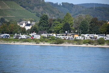 Poster - Blick über den Rhein von Bad Breisig Richtung Bad Hönningen mit Schiffsverkehr in der Ferne