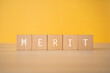 © ELUTAS - 「MERIT」と書かれた積み木