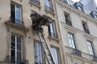 © ERIC - Monte meuble de déménagement sur la facade d'un immeuble parisien, ville de Paris, île de France, France