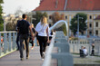 Para młodych ludzie, kobieta i mężczyzna spaceruje po moście we Wrocławiu.	