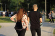 Para młodych ludzie, kobieta i mężczyzna spaceruje deptakiem, chodnikiem we Wrocławiu.