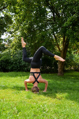 frau beim sport yoga fitness outdorr wiese englixher garten großer garten  übung schlanl blond glücklich fit trainiert