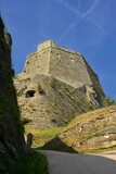 Fototapeta Kwiaty - Gavi, Alessandria, Piemonte. Il forte di Gavi è una fortezza storica costruita dai genovesi e sorge su uno sperone roccioso che domina l'antico borgo di Gavi, da cui prende il nome.