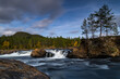 norwegische Wasserfälle und Flussläufe