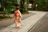 Fototapeta Kuchnia - 白山比咩神社の参道をあるく歩く着物の女の子