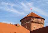 Fototapeta Desenie - biało czerwona flaga polska zawieszona na starej wieży na Wawelu w Krakowie