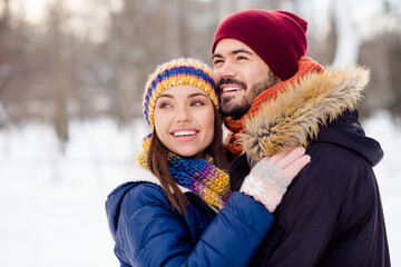 Canvas Print - Photo portrait of girlfriend and boyfriend hug each other in snowy winter park