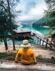 Wall Mural - Frau sitzt am Prager Wildsee