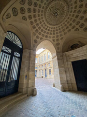 Canvas Print - Entrée d'immeuble ancien à Bordeaux, Gironde