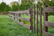 Jesienny ogród - drewniana bramka i płot okalający zagony z warzywami