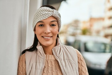 Sticker - Young latin woman smiling happy standing at the city.