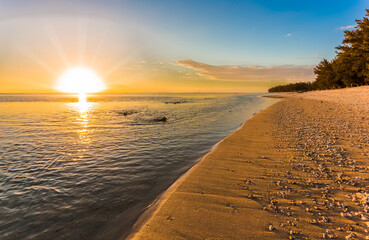 Wall Mural - Coucher de soleil sur plage de l’Hermitage, île de la Réunion 