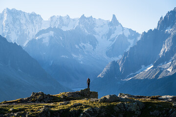 Fototapete - A woman looking at the beautufil mountaoins of Chamonix.