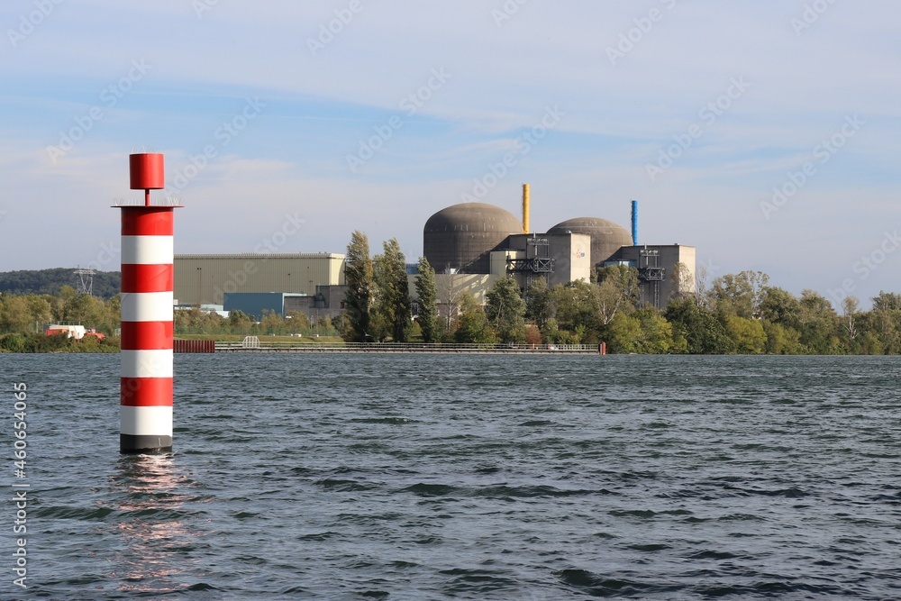 La centrale nucleaire de Saint Alban les Eaux, mise en service en 1985, vue de l'extérieur, ville de Saint Maurice l'Exil, département de l'isere, France