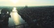 Drohnenflug über das historische Regensburg im goldenen Herbst