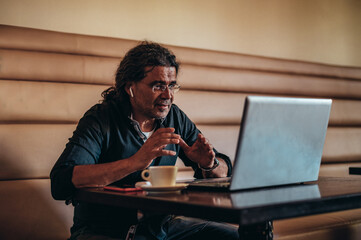 Senior hispanic cuban men using laptop