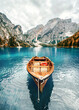 Holzboot im Bergsee