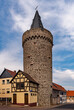 Wachturm und Fachwerkhaus in der Altstadt von Wölfersheim in Hessen, Deutschland