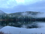 Fototapeta Góry - Ward Lake fog
