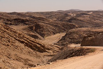 Sticker - Paisaje de carretera con montañas de roca en Namibia.