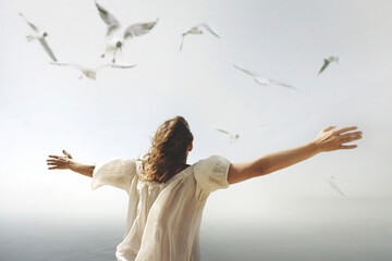 woman with open arms towards the sky breathes an air of freedom