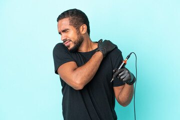 Poster - Tattoo artist Ecuadorian man isolated on blue background suffering from pain in shoulder for having made an effort