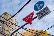 道路標識を見上げた　千代田区平河町の街の風景　