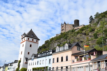 Wall Mural - bunte Häuser, weißer Turm von Sankt Goarshausen und Burg Katz darüber