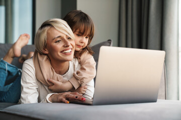 Canvas Print - Happy young mother and her little daughter