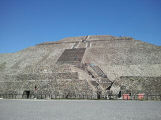 Canvas Print - Teotihuacan archaeological complex in Mexico during daylight