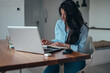 © Zamrznuti tonovi - Businesswoman using a laptop while working from home