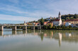 01.10.2021, GER, Bayern, Passau: Die Marienbrücke ist die einzige Verkehrsanbindung vom Stadtzentrum über den Inn in die historische Innstadt. Geprägt wird die Innstadt vom Kloster Maria Hilf.