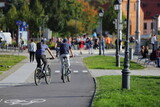 Fototapeta Miasto - Młodzi mężczyzni, chłopaki jadą na rowerach po ścieżce rowerowej we Wrocławiu.	
