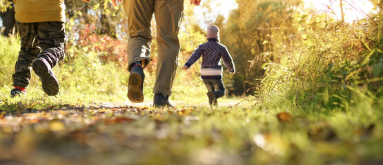 Canvas Print - people walking on the trail 