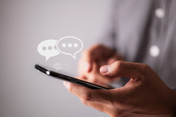 Aufkleber - Men hands are typing on their smartphones, and chat box symbols appear. Concept of social media marketing technology.