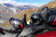 Schutzkleidung beim Motorradfahren. Motorradhelm und Handschuhe ist ein wichtiger Schutz beim Motorradfahren im Gebirge