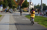 Fototapeta Londyn - Młoda kobieta jedzie na rowerze po ścieżce rowerowej we Wrocławiu.