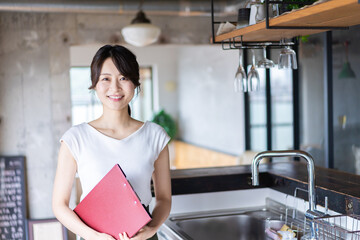 Wall Mural - カフェで働く若い女性スタッフ