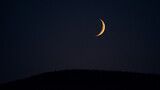 Fototapeta Na sufit - księżyc nad górami na tle nocnego, ciemnogranatowego nieba