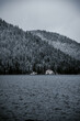 maison au bord du lac en hiver