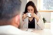© Sophiaarenasphoto - Mujer tomando un café. Pareja en cafetería. Reunión de negocios. reunión en cafetería. Entrevista de trabajo